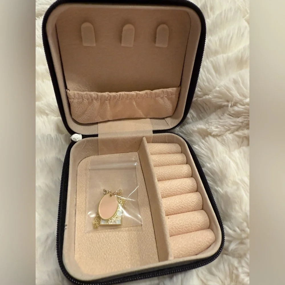 NWOT Jo&Co Disney Necklace Set W/Travel Case - Picture 4 of 5